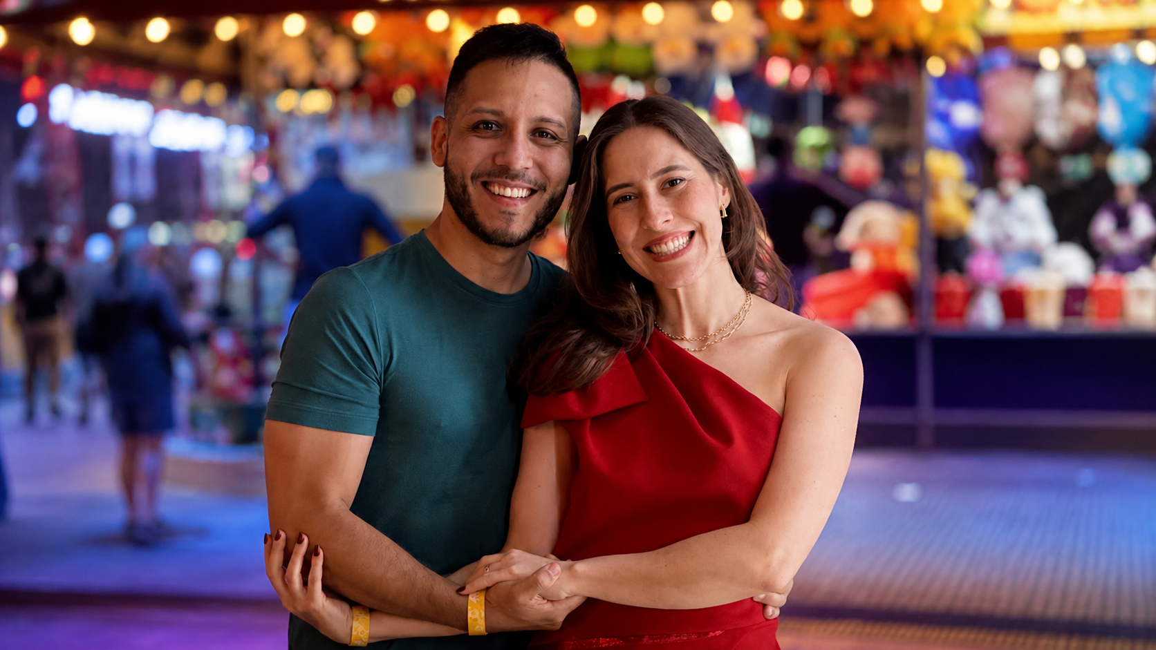 Casal sorrindo, abraçado, em um passeio ao ar livre